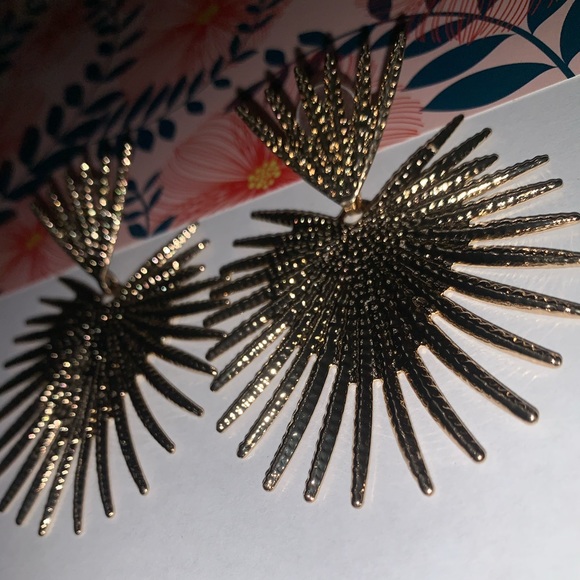 Elegant Gold Earrings - Picture 3 of 5